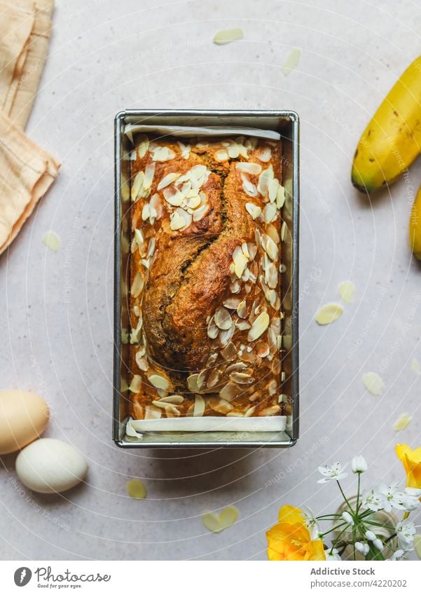 Süßer gebackener Kuchen mit Mandelblättchen auf dem Tisch Schuppen süß Dessert Bäckerei Formular Leckerbissen lecker Lebensmittel kulinarisch frisch Bestandteil