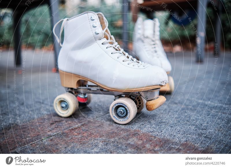 Ein Paar Rollerskates auf dem Gehweg. che Übung Hobby Sport Schlittschuh Straße im Freien Gerät Rollschuhfahren Erholung entspannend aktiv Freizeit Rollschuhe