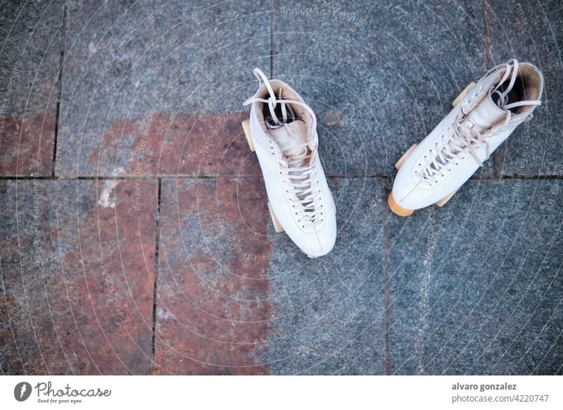 Draufsicht auf ein Paar Rollschuhe. che Übung Hobby Sport Rolle Schlittschuh Straße im Freien Gerät Rollschuhfahren Erholung Rollerskate Top Ansicht entspannend