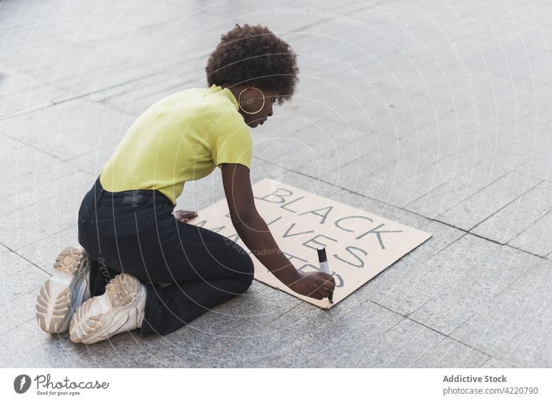 Schwarze Frau gestaltet Plakat für Black Lives Matter-Protest protestieren Schwarze Leben Materie plakatieren schreiben Aktivist Rassismus diskriminieren