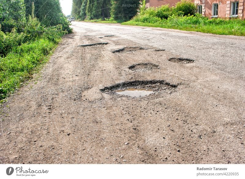 alte kaputte Straße gebrochen Beton Gefahr Autobahn Asphalt Schaden Oberfläche dreckig Hintergrund Golfloch Transport Boden Textur geknackt Kies Zerstörung