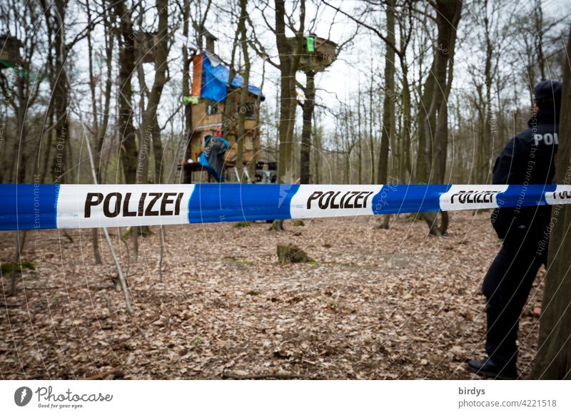 rechtswidriger Polizeieinsatz im Hambacher Forst.Polizei räumt unter einem Vorwand Baumhäuser von Aktivisten welche die Zerstörung des Waldes durch RWE verhindern wollen.