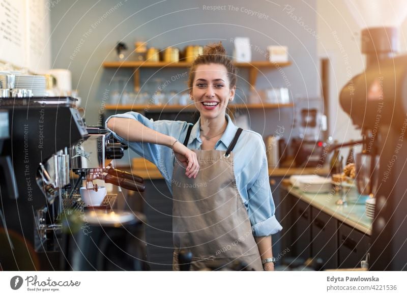 Junge Frau arbeitet in einem Café Menschen junger Erwachsener lässig attraktiv Lächeln Glück im Innenbereich Kaukasier zahnfarben genießend Restaurant Schürze