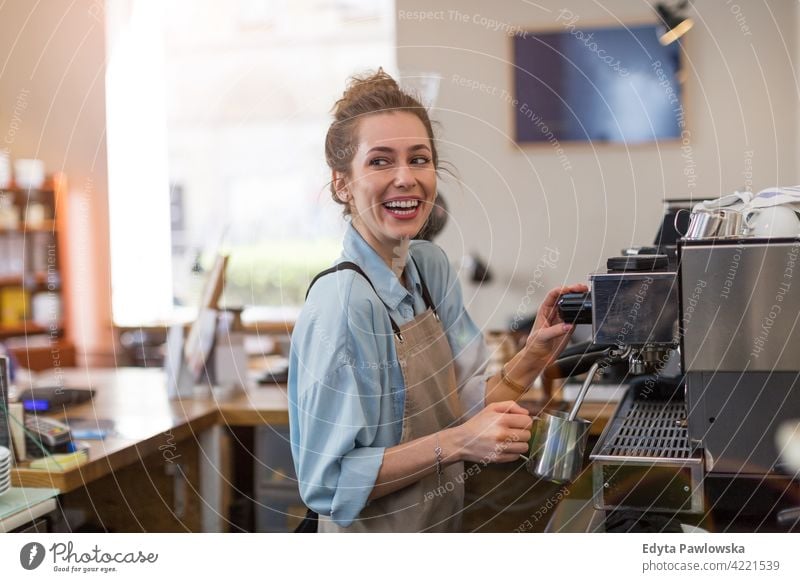 Weibliche Barista macht Kaffee Menschen Frau junger Erwachsener lässig attraktiv Lächeln Glück im Innenbereich Kaukasier zahnfarben genießend Café Restaurant