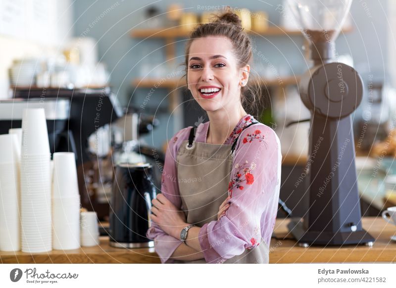 Junge Frau arbeitet in einem Café Menschen junger Erwachsener lässig attraktiv Lächeln Glück im Innenbereich Kaukasier zahnfarben genießend Restaurant Schürze