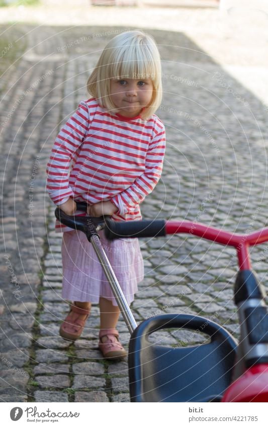 back to the roots l laufen ist das neue schieben... Dreirad Kind Spielen Kindheit Freude fahren Kleinkind Mädchen Mensch Kindergarten klein Spielzeug niedlich