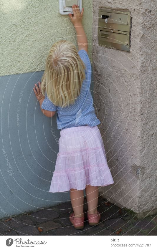 Empfehlung l Kinder von tiefer gelegten Klingeln fern halten. klingeln Streich Mädchen frech Freude Kindheit niedlich Kleinkind Spielen Lebensfreude 1-3 Jahre