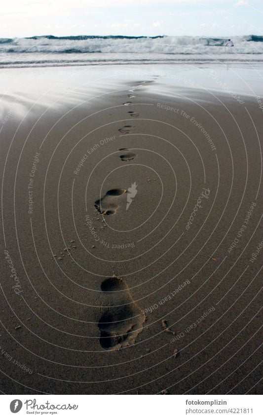 Fußspuren im Sand am Strand Spuren Fußgänger Ferien & Urlaub & Reisen Erholung meditativ Meer Wasser Sandstrand Barfuß Wellen Spaziergang laufen gehen