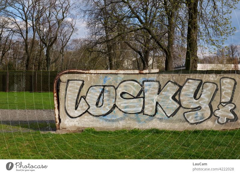 Lucky! lucky glücklich glücklich sein Glück Glückseligkeit zufrieden Zufriedenheit Zufriedene Emotion fröhlich Fröhlichkeit Schriftzug Graffiti graffity lachen