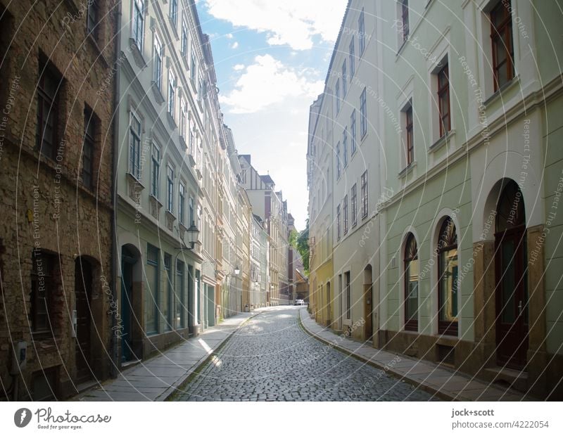 Straßenflucht Görlitz Altstadt Schönes Wetter Wolken Himmel Stadthaus Fassade authentisch historisch Originalität Stil Europastadt Architektur Sonnenlicht