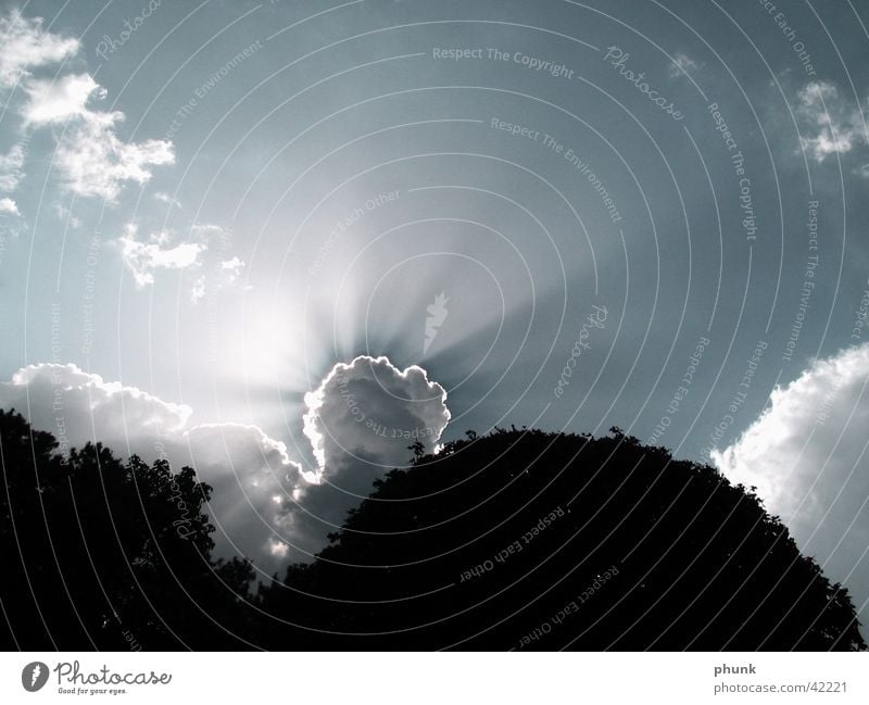 strahlend Licht Lampe verdeckt wolekn Sonne Beleuchtung rays Lichtstrahl
