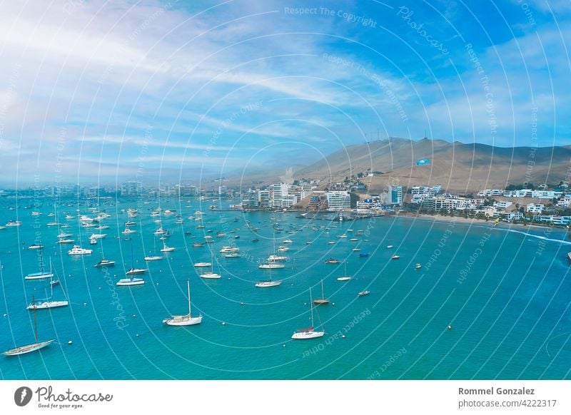 Luftaufnahme der Bucht, des Hafens und der Gebäude von Ancon - Lima, Peru; Der Strand und einige Außengebäude in Ancon. Himmel Meer Ancón pazifik türkis