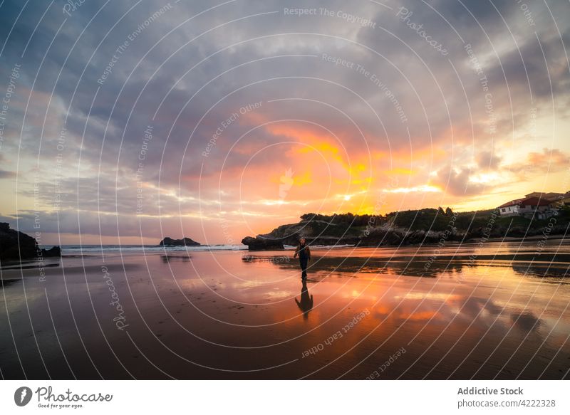 Mann genießt den Sonnenuntergang am Meeresufer Sonnenaufgang Sommer MEER Strand Natur Wasser reisen Menschen schön Urlaub Landschaft Sand Küste Himmel im Freien