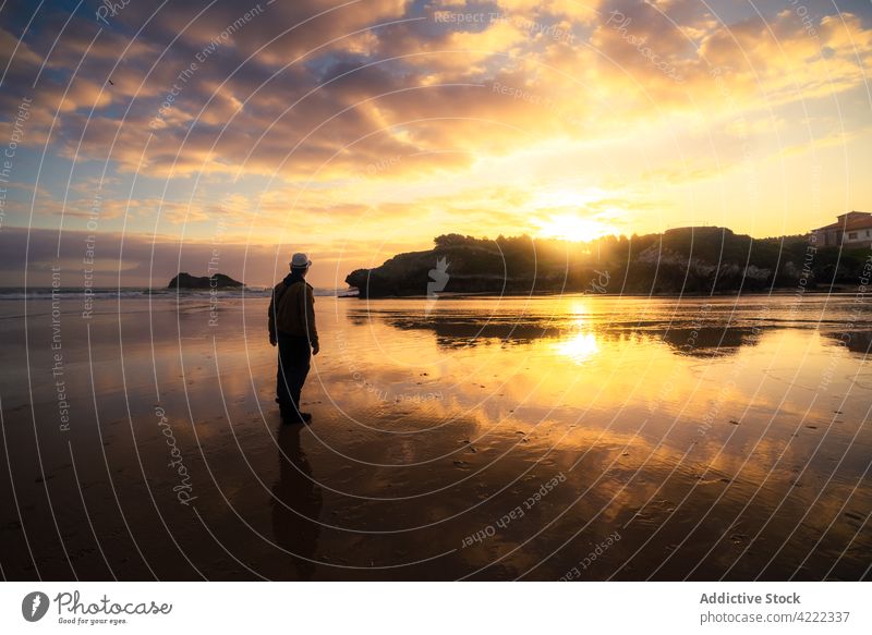 Mann genießt den Sonnenuntergang am Meeresufer Sonnenaufgang Sommer MEER Strand Natur Wasser reisen Menschen schön Urlaub Landschaft Sand Küste Himmel im Freien