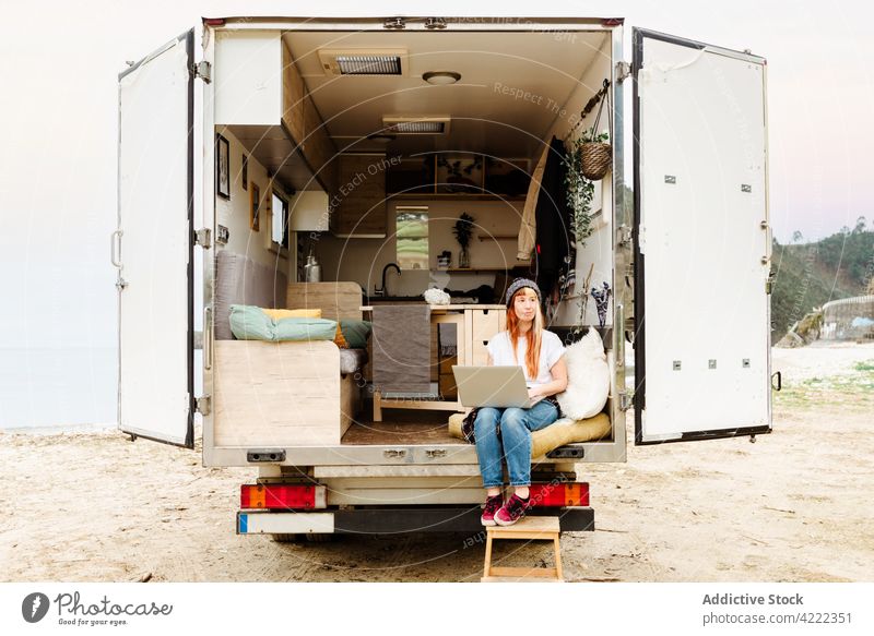 Lächelnde reisende Frau mit Laptop Kleintransporter Reisender Hipster heiter Freude genießen Glück reden positiv Gerät Apparatur Urlaub Lastwagen PKW Automobil