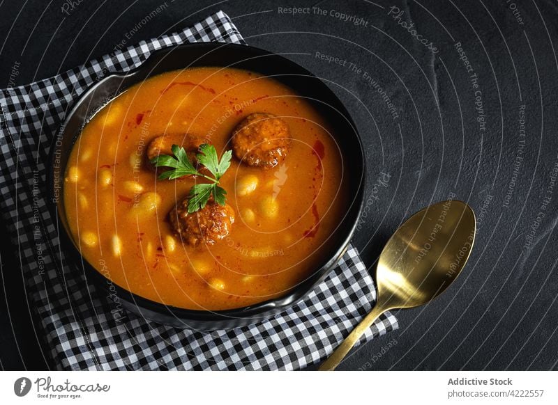 Leckeres Gericht aus Bohnen mit Chorizo Hackfleisch schmoren Hackbraten Kroketten Küche Essen zubereiten Spanisch selbstgemacht Restaurant Gerichte