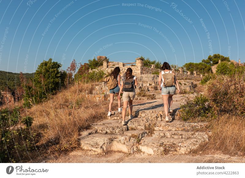 Frauen Wanderer mit Rucksäcken zu Fuß auf felsigen Berg an einem sonnigen Tag Menschengruppe Rucksack jung Natur im Freien Sonnenuntergang Berge u. Gebirge