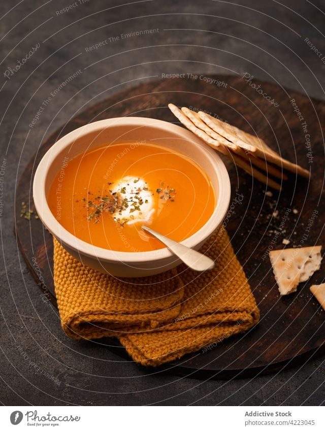 Leckere Kürbiscremesuppe von oben gesehen cremig Suppe orange Sahne Herbst Gesundheit Mahlzeit Lebensmittel Abendessen Vegetarier Gemüse lecker Schüsselsuppe