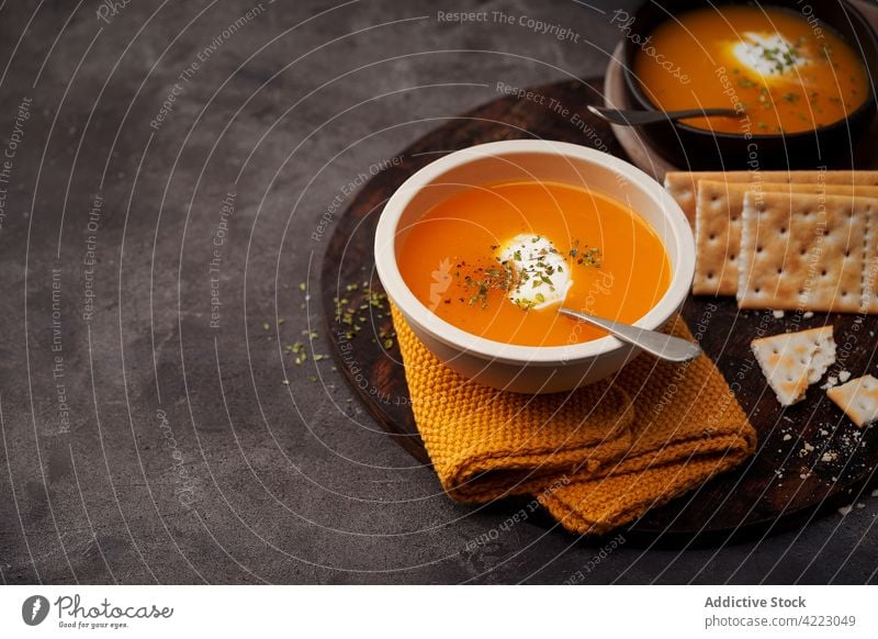 Leckere Kürbiscremesuppe von oben gesehen cremig Suppe orange Sahne Herbst Gesundheit Mahlzeit Lebensmittel Abendessen Vegetarier Gemüse lecker Schüsselsuppe