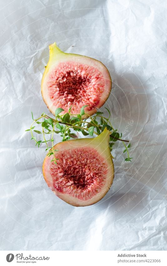 Köstliche frische Feigen mit Thymian auf braunem Hintergrund Frucht gesunde Ernährung natürlich Bestandteil geschmackvoll süß Vitamin Kraut saftig reif