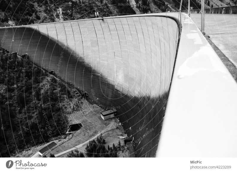 Talsperre Mauer Stausee schlegeisspeicher Außenaufnahme Menschenleer Architektur Bauwerke Staumauer See Fluss Begrenzung hoch gebogen stark Schwarzweißfoto bnw