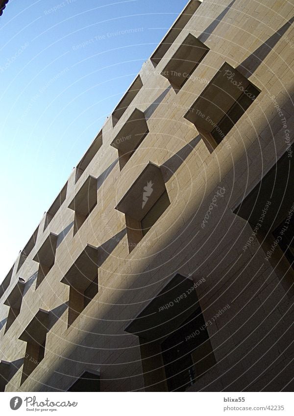 Fassade No.1 Schatten beobachten Fenster Raster Architektur häuserwand Wetterschutz modern