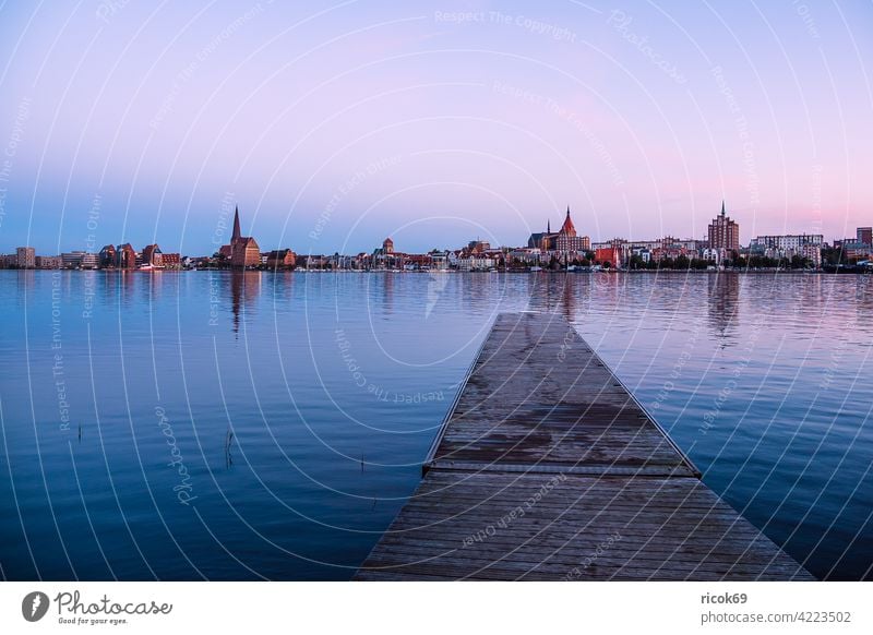 Blick über die Warnow auf die Hansestadt Rostock Fluss Stadthafen Mecklenburg-Vorpommern Steg Anlegestelle Tourismus Architektur Häuser Gebäude Wahrzeichen