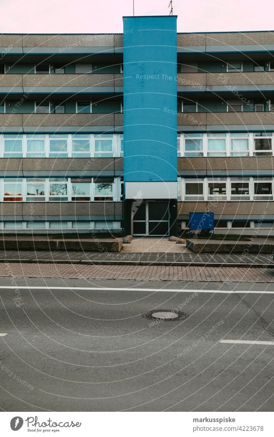 Waschbeton Fassade Stahltür Bürofassade Fassadenverkleidung Fassadengestaltung Bürogebäude-Fassade Straßenlaternen Tür waschbeton rot grau weiß