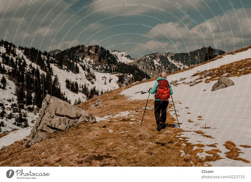 Junge Frau beim Wandern auf den Hochmiesing | Soinsee naturverbundenheit outdoor soinsee wandern bayerischzell oberbayern alpen berge frühling gipfel himmel