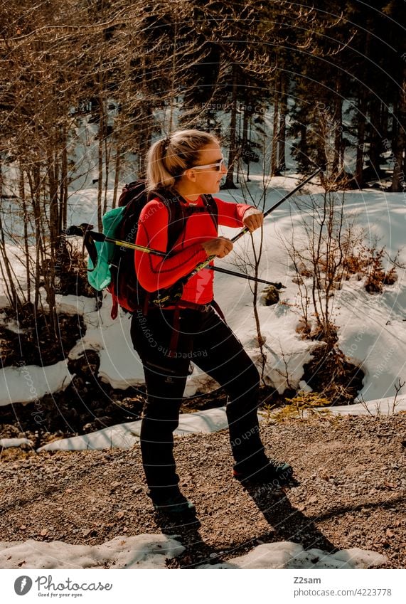 Junge Frau beim Wandern auf den Hochmiesing | Soinsee naturverbundenheit outdoor wandern bayerischzell oberbayern alpen berge frühling gipfel himmel wolken