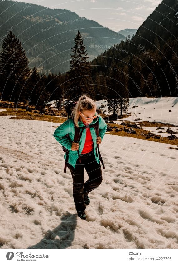 Junge Frau beim Wandern auf den Hochmiesing | Soinsee naturverbundenheit outdoor soinsee wandern bayerischzell oberbayern alpen berge frühling gipfel himmel