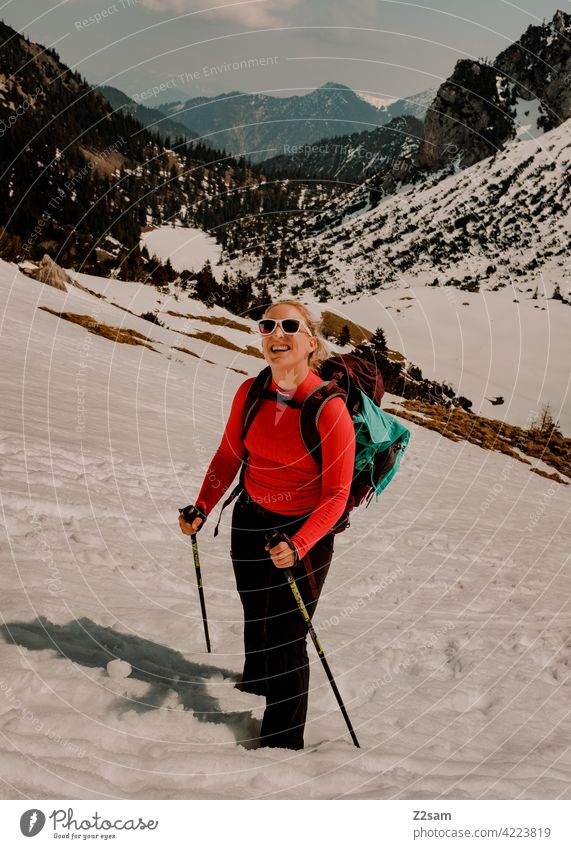 Junge Frau beim Wandern auf den Hochmiesing | Soinsee naturverbundenheit outdoor soinsee wandern bayerischzell oberbayern alpen berge frühling gipfel himmel