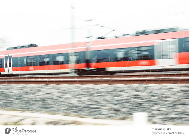 Unscharfer Zug - Eisenbahn in Bewegung abstrakt Ladung Wagen Arbeitsweg Pendeln korporativ überfüllt Lagerhaus Diesel Motor schnell Hochgeschwindigkeit Reise