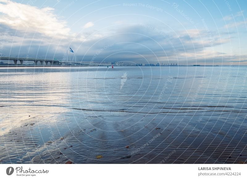 Schöne Sonnenaufgang am Strand von Park St. Petersburg ist 300 Jahre alt auf Golf von Finnland. Ruhige glatte Wasser mit Zirruswolken reflektiert, St. Petersburg, Russland.