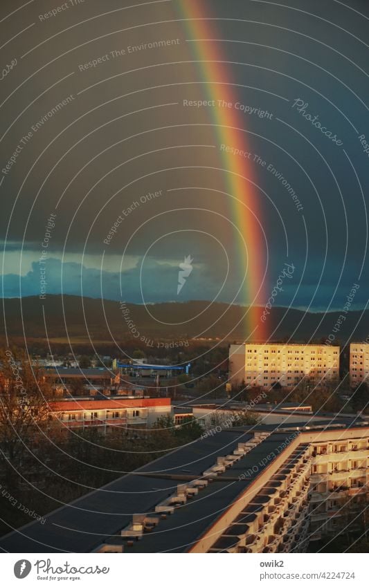 Bundeszeichen Regenbogen Stadtrand Bautzen Ostsachsen Lausitz Gewitter Schönes Wetter Wolken Himmel Kleinstadt Haus Wand Fassade Mauer bevölkert Wetterumschwung