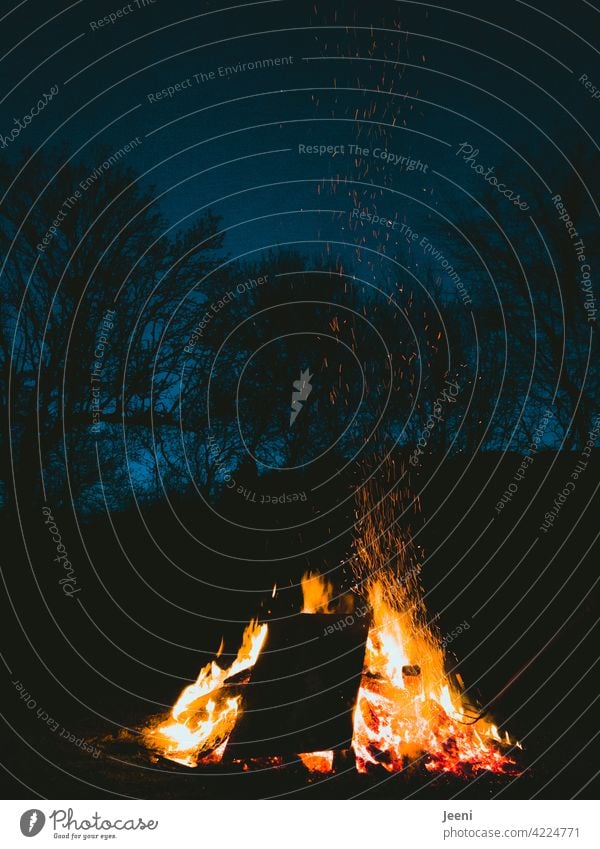 Feierabend mit Funkenflug am Lagerfeuer Feuer Lagerfeuerstimmung lagerfeuerromantik Feuerstelle heiß hell dunkel Abend Abenddämmerung Flamme gelb orange Wärme