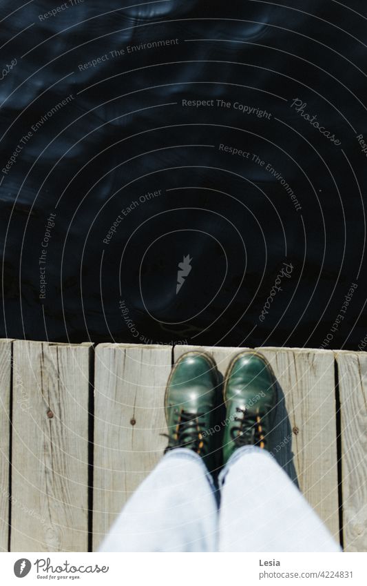 Grüne Schuhe! Stiefel Sumpfgebiet grün Schnürsenkel Spaziergang Brücke Wasser dunkles Wasser schmutziges Wasser nass werden nasse Füße trockene Stiefel