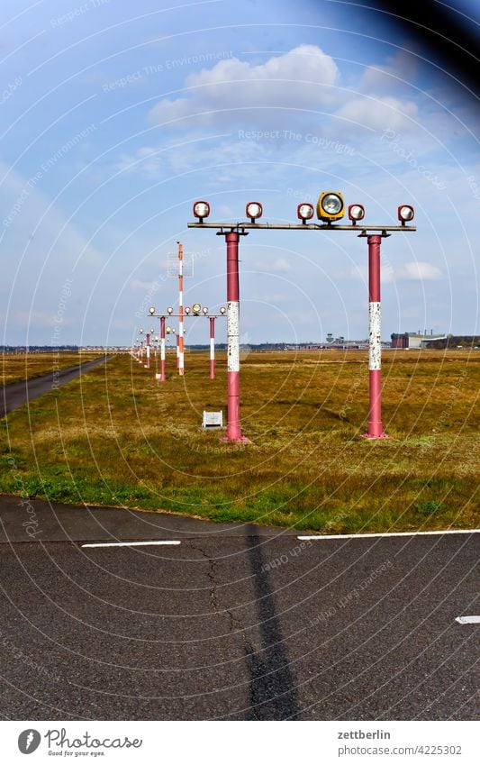 Befeuerung des ehemaligen Flughafens Berlin-Tegel berlin ferne flugbahn flughafen flugplatz freiheit frühling himmel horizont menschenleer rollbahn skyline