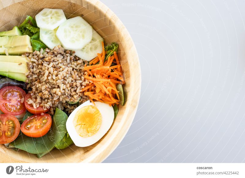 Brauner Reissalat mit Karotte, Ei, Gurke, Avocado, Tomate und Feldsalat oben Antioxidans asiatisch Hintergrund Schalen & Schüsseln braun Buddha-Schale Möhre