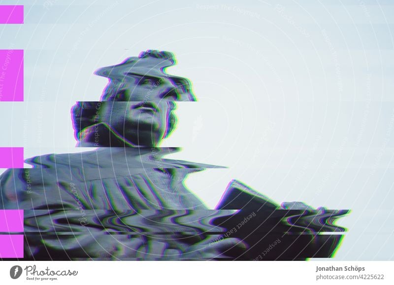 Statue des Reformators Martin Luther in Erfurt mit Glitch Effekt Textfreiraum rechts Farbfoto Revolution Blauer Himmel Bibel Rede Protestantismus Gott