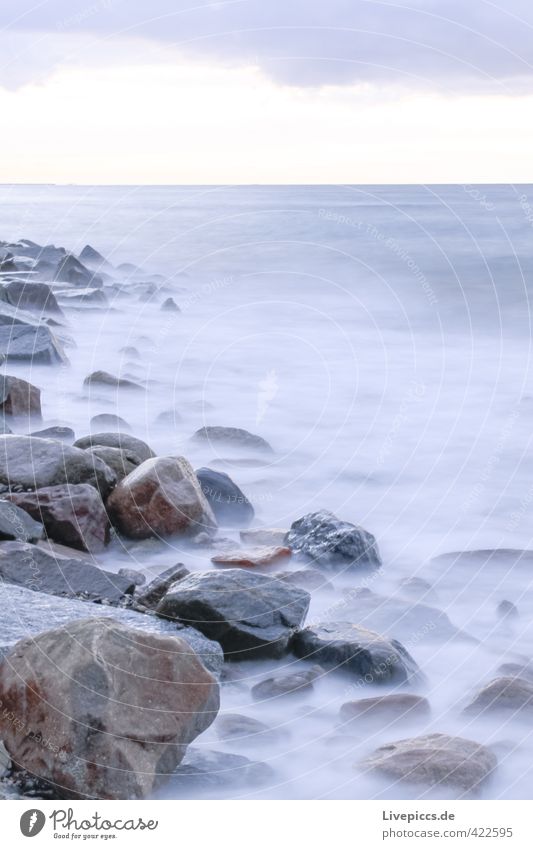 Ostseeküste Umwelt Natur Landschaft Wasser Himmel Wolken Herbst Wellen Küste Strand Bucht Meer Stein frisch kalt natürlich wild weich blau grau Gelassenheit