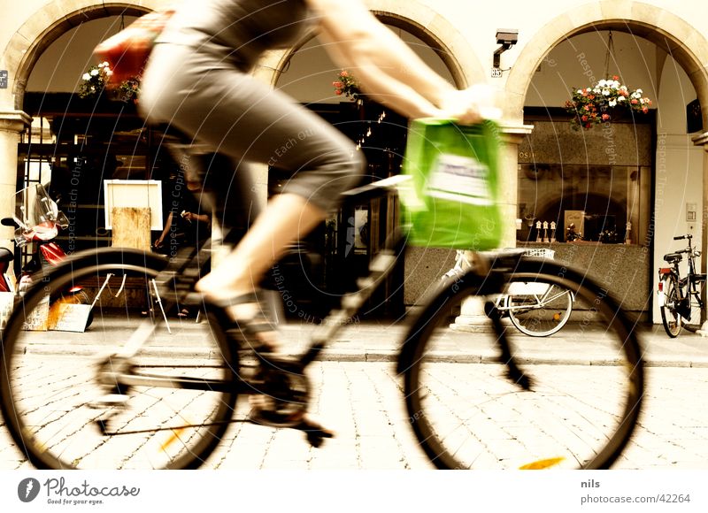 In the city Stadt kaufen Frau Stadtzentrum Mitte Geschwindigkeit Mountainbike Tüte grün Fahrrad Verkehr Fahrrard Kopfsteinpflaster Arkaden Münster Altstadt