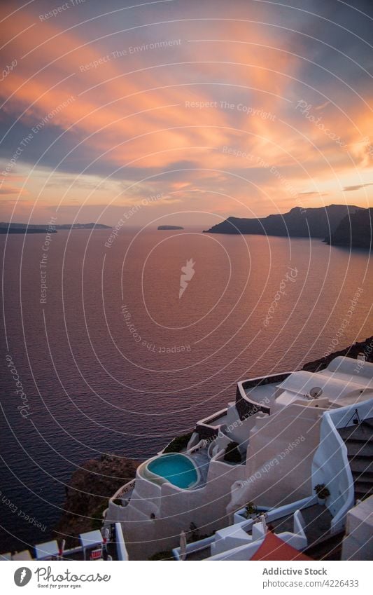 Malerische Kulisse einer kleinen Küstenstadt bei Sonnenuntergang Stadt Küstenstreifen malerisch MEER Haus wohnbedingt Dorf Architektur Abend Santorin Dorf Oia