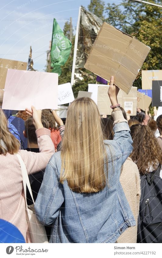 Demonstration – Fridays for Future fridays for future Banner Meinung Haare Stimme laut Protest Bewegung Menschenmenge Jugendliche Stimmung Gesellschaft