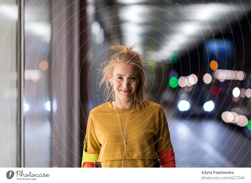 Weibliche Läuferin in der Stadt bei Nacht Jogger Joggen rennen Energie Übung Bekleidung trainiert. Fitness Erholung Sport Aktivität Vitalität Körper