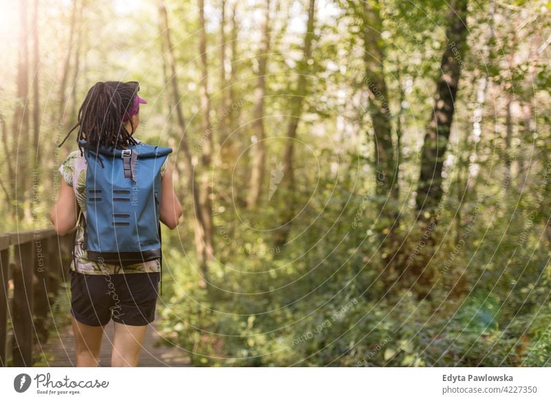 Junge Frau beim Wandern im Wald Sommer Natur wild grün Menschen im Freien eine Person Glück Kaukasier Wildnis Pflanze Baum Polen Tag Ruhe tagsüber schön