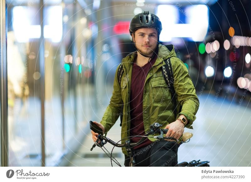 Junger Mann auf dem Fahrrad in der Stadt bei Nacht männlich Schüler Tourist urban Straße Großstadt Menschen junger Erwachsener lässig Kaukasier genießend