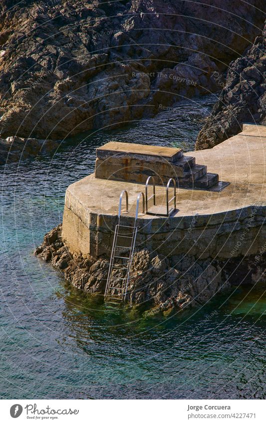 Trampolin und Treppe an einem künstlichen Strand direkt zum Meer in Irland tramore Felsenbecken Friedliche Landschaft Waterford Bucht Südost-Irland Urlaub