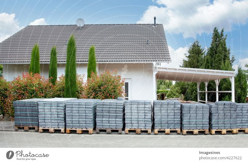 Bauarbeiten in Sicht. Pflastersteine Paletten vor einem Wohngebäude geliefert zum Verlegen bereit einer Einfahrt Gebäude Haus Architektur Himmel neu außen Dach