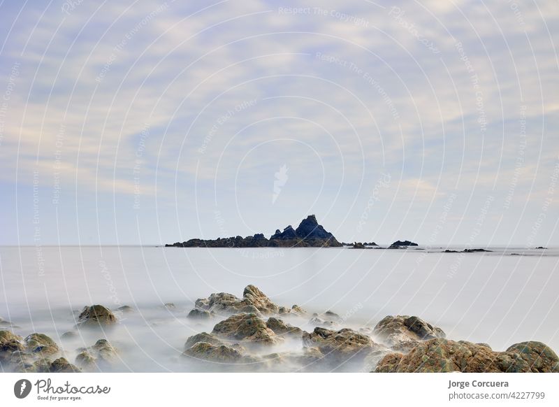 Felsformationen im Meer. Idyllischer Strand. Cooper Coast, Waterford, Irland. Wasser Natur Himmel Felsen Sand Meereslandschaft Sonnenuntergang blau Urlaub